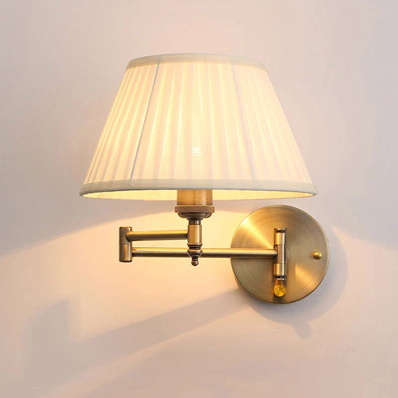 Vägglampa i tyg och metall med justerbar arm och klassisk design
