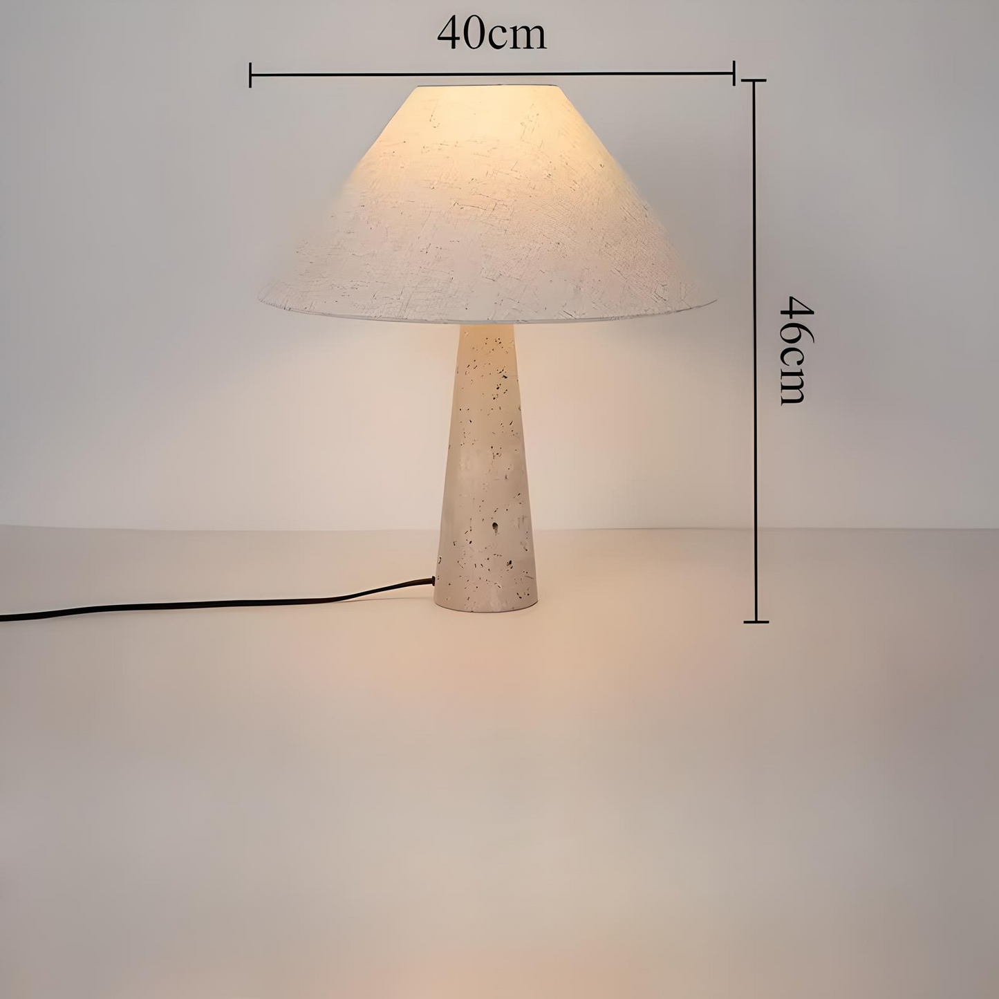 Tavra | Travertin bordslampa med linneskärm och varmt stämningsfullt ljus