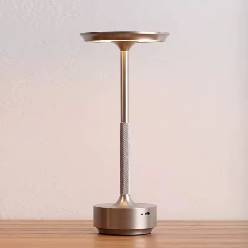 Lumo | Modern trådlös bordslampa i aluminium med elegant design