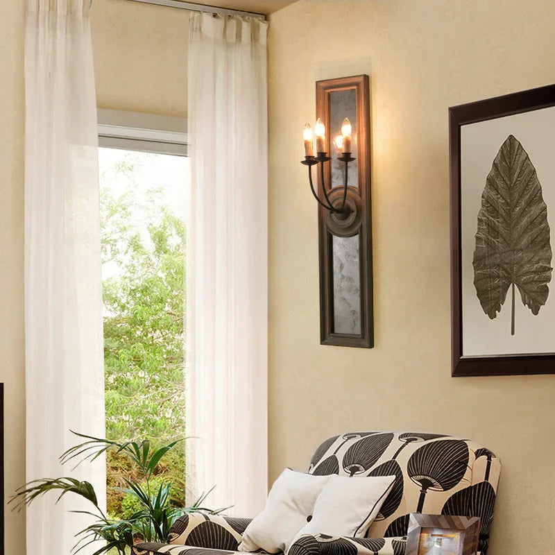 Retro vägglampa i trä och metall med spegelram och ljushållardesign