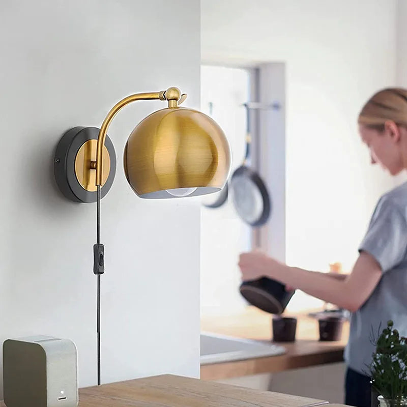Vägglampa i vintage industriell stil med justerbar arm och gyllene finish