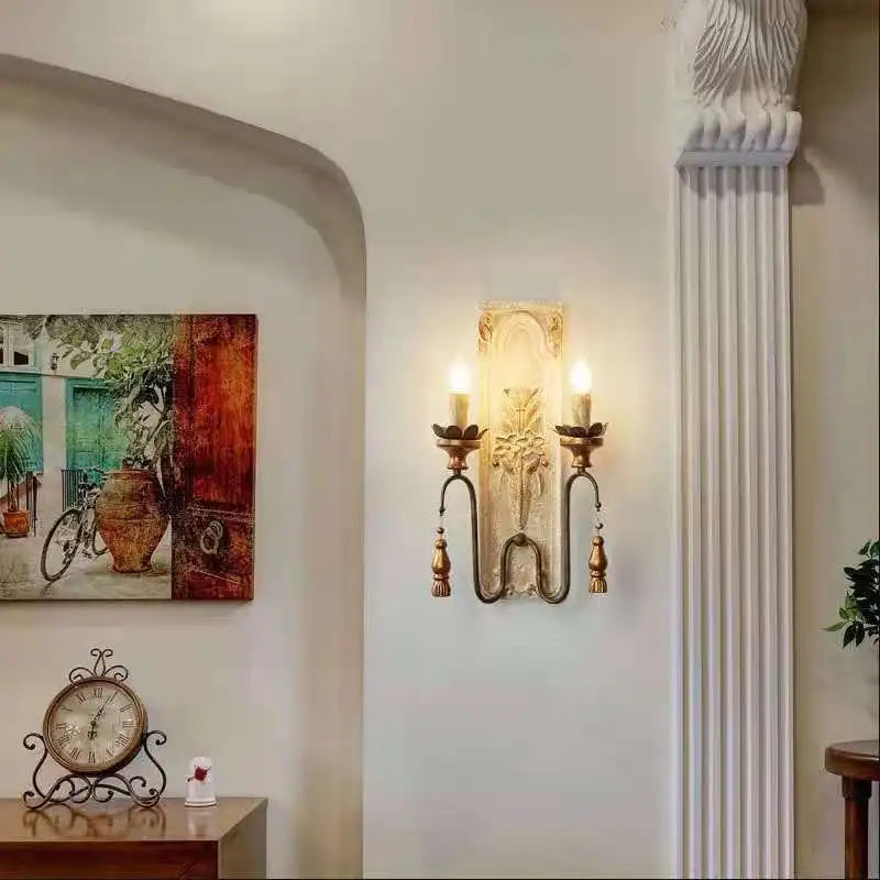 Franskinspirerad vägglampa i järn och massivt trä med dubbla ljuskällor