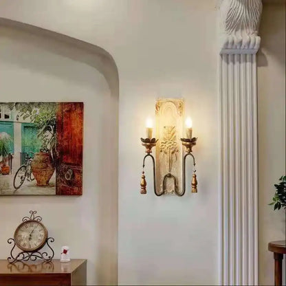 Franskinspirerad vägglampa i järn och massivt trä med dubbla ljuskällor