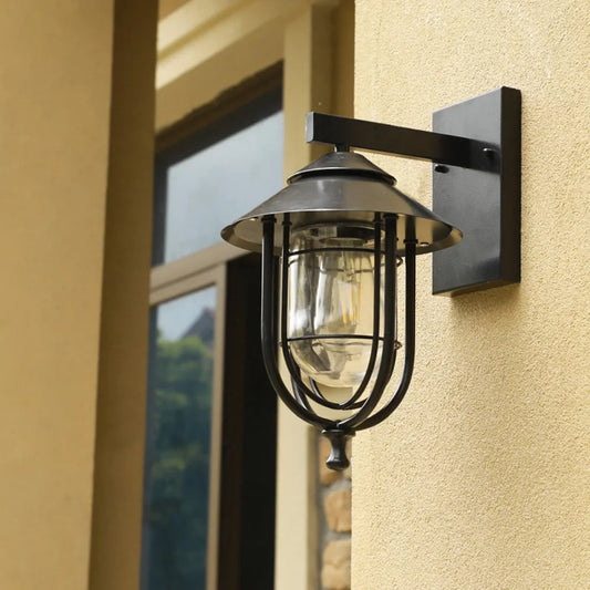 Utomhuslampa i aluminium med klassisk design och vädertålig konstruktion