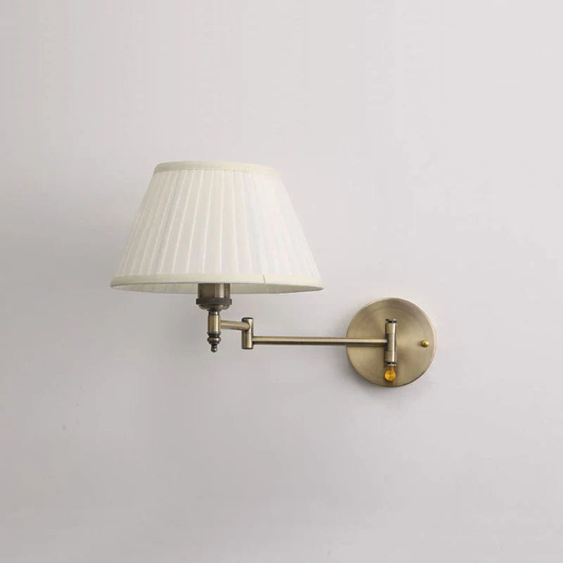 Vägglampa i tyg och metall med justerbar arm och klassisk design