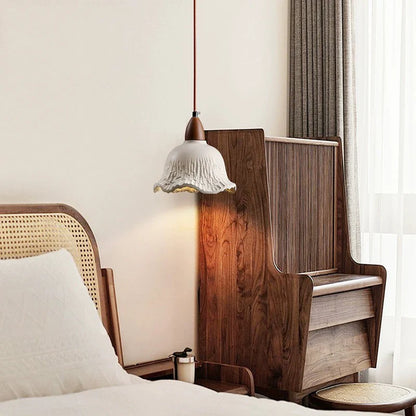 Krämfärgad retro LED takpendel i blomform med cementfinish
