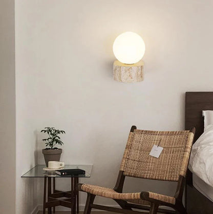 Vägglampa i naturlig sten och frostat glas med modern LED-belysning