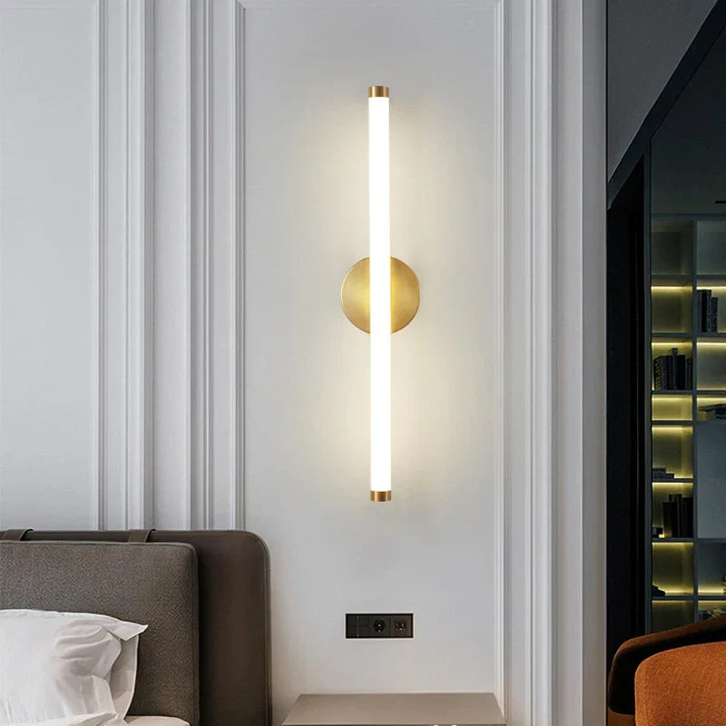 Guld vägglampa i aluminium för vardagsrum och sovrum