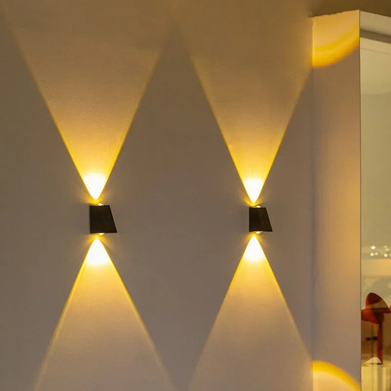 Modern solcellsdriven LED-utomhuslampa med dubbelt ljusutsläpp