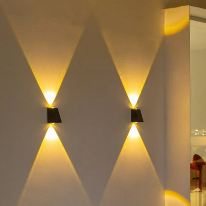 Modern solcellsdriven LED-utomhuslampa med dubbelt ljusutsläpp