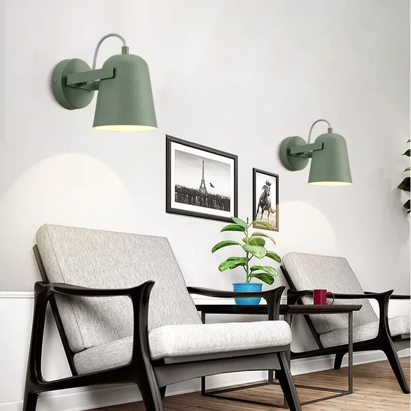 Vägglampa i metall med nordisk minimalistisk design och varm LED-belysning