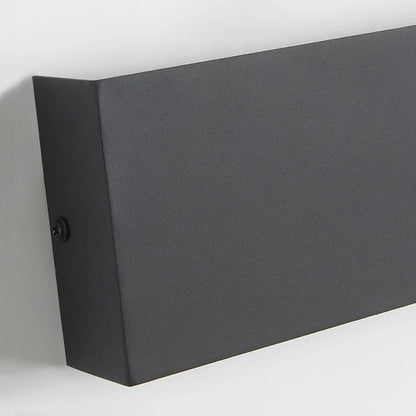 Rektangulär LED-vägglampa i metall med upp- och nedåtriktat ljus