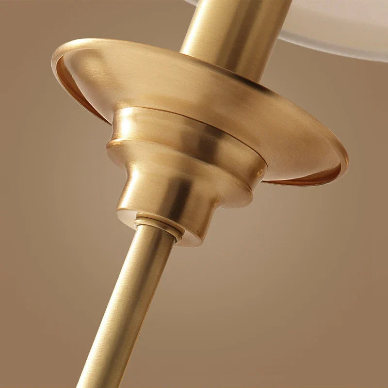 Klassisk vägglampa i massivt koppar med tygskärm – elegant belysning för sovrum och vardagsrum