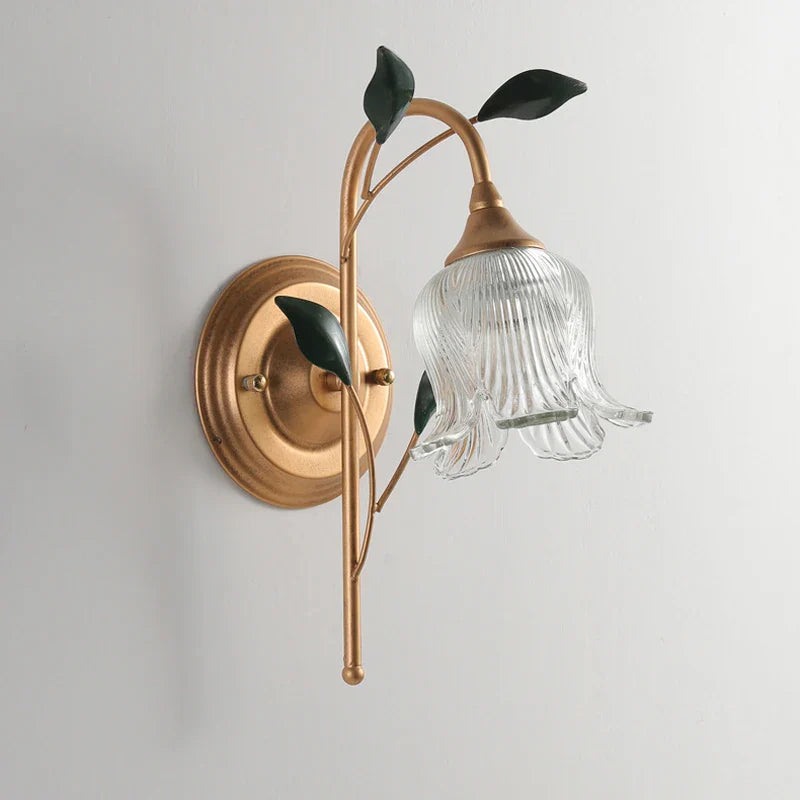 Fransk vägglampa i lantlig stil med blomformad glaskupa
