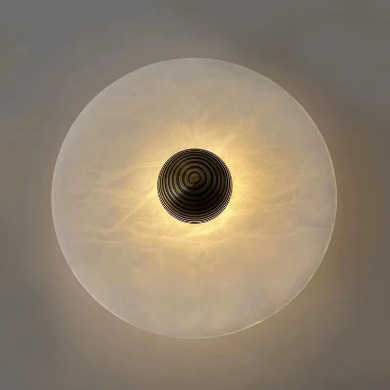 Rund vägglampa i marmor med minimalistisk LED-design