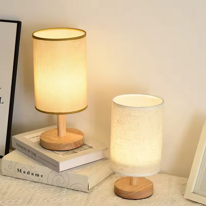 Silvo | Bordslampa i trä med linneskärm och praktisk USB-anslutning