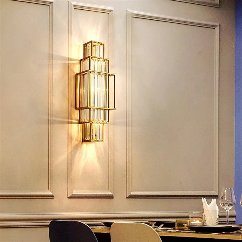 Lyxig vägglampa i kristall med geometrisk design – för en elegant interiör