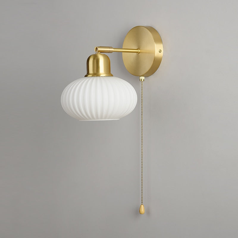 Vägglampa i metall och frostat glas med klassisk dragkedjeströmbrytare