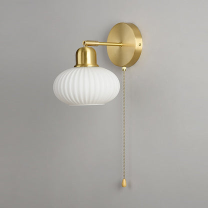 Vägglampa i metall och frostat glas med klassisk dragkedjeströmbrytare