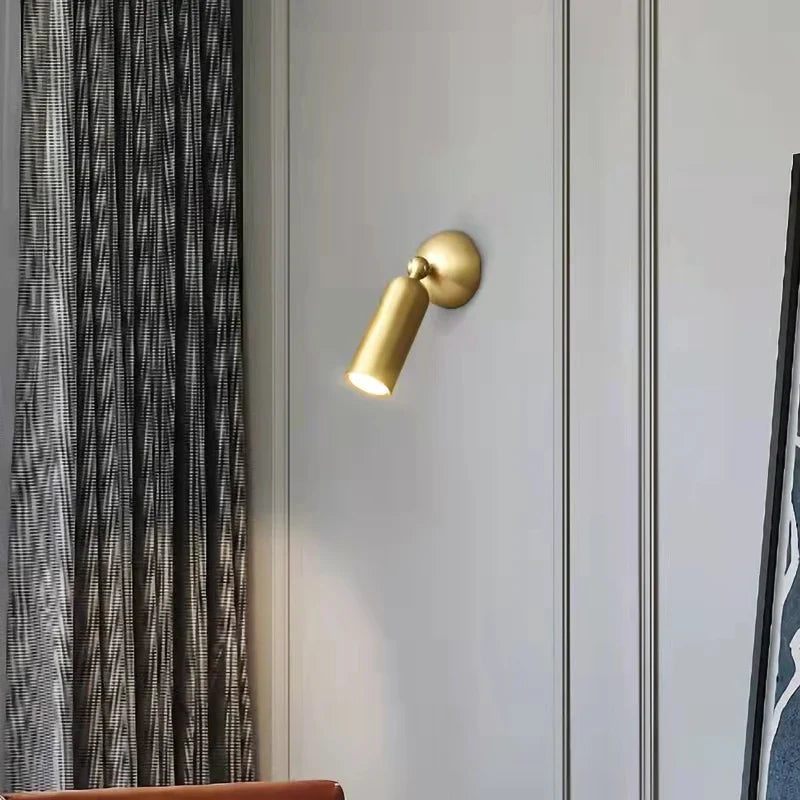 Vägglampa i mässing med roterbar arm och modern LED-belysning