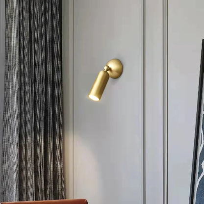 Vägglampa i mässing med roterbar arm och modern LED-belysning