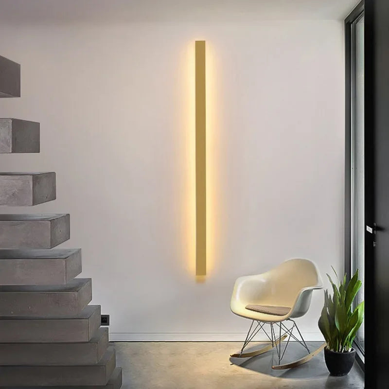 Modern lång LED-vägglampa i minimalistisk design – för vardagsrum, matsal och trappor