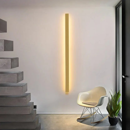 Modern lång LED-vägglampa i minimalistisk design – för vardagsrum, matsal och trappor