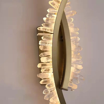 Vägglampa i naturlig kristall och guldmetall – Art Deco design