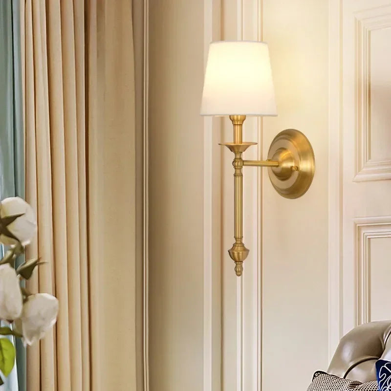 Vägglampa i metall med tygskärm – modern och tidlös design