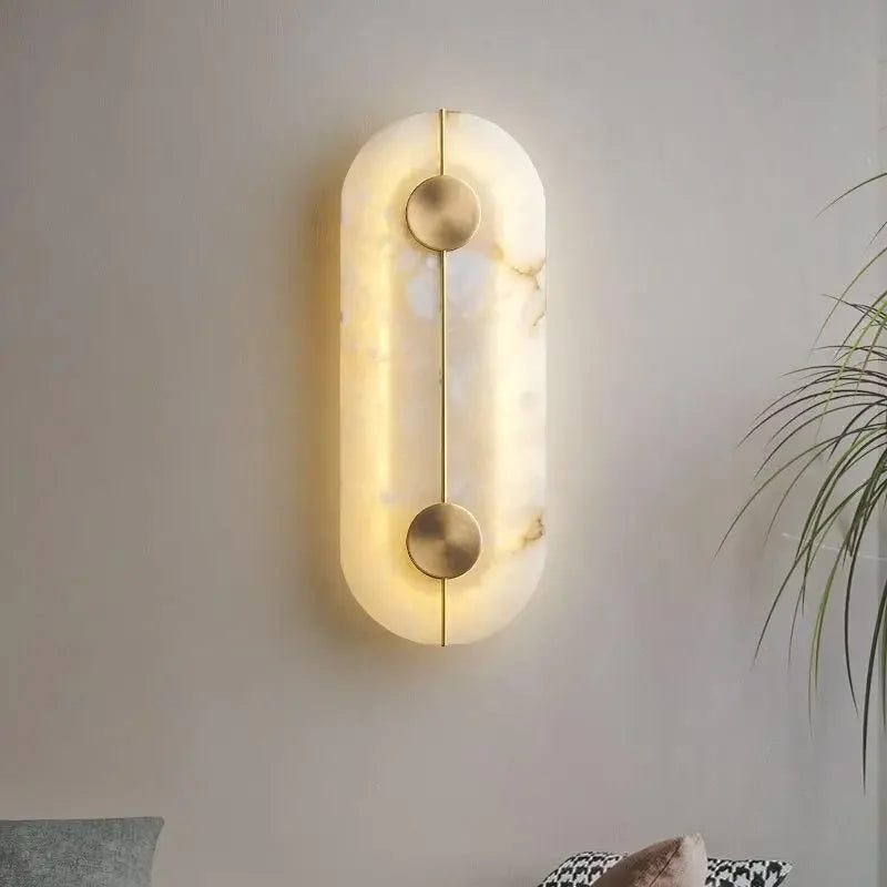 Vägglampa i marmor och gyllene koppar med modern nordisk design