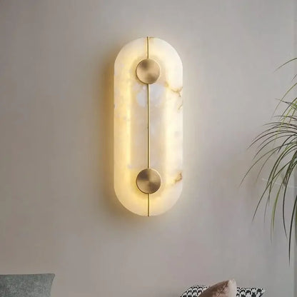Vägglampa i marmor och gyllene koppar med modern nordisk design