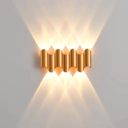 Modern vägglampa i aluminium för utomhus och inomhusbruk