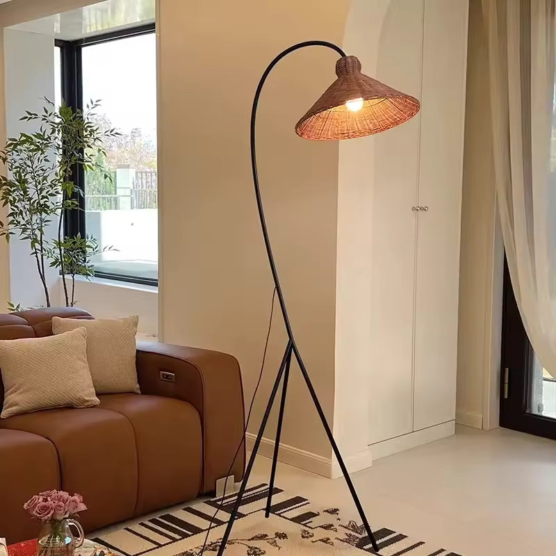 Ravik | Modern golvlampa i rottingstil med nordisk och minimalistisk design