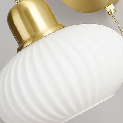 Vägglampa i metall och frostat glas med klassisk dragkedjeströmbrytare