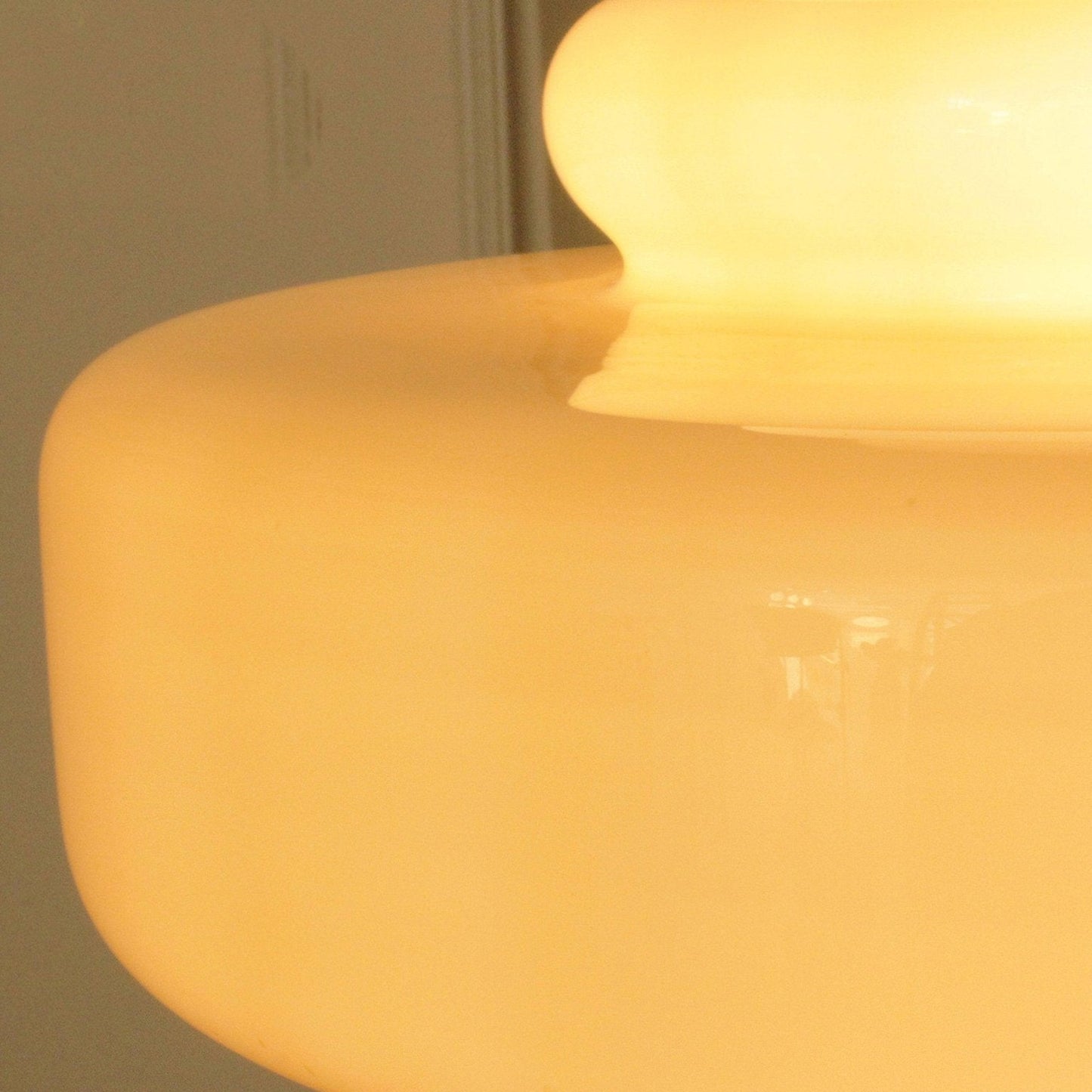 Skulptural pendellampa i glas med modern design för kök matsal och vardagsrum