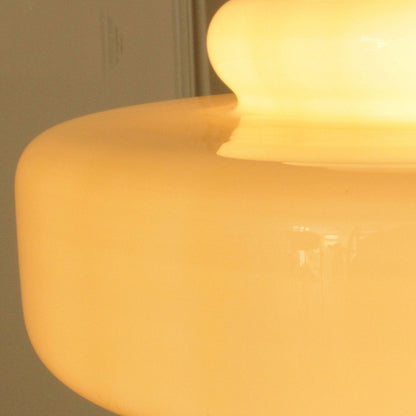 Skulptural pendellampa i glas med modern design för kök matsal och vardagsrum