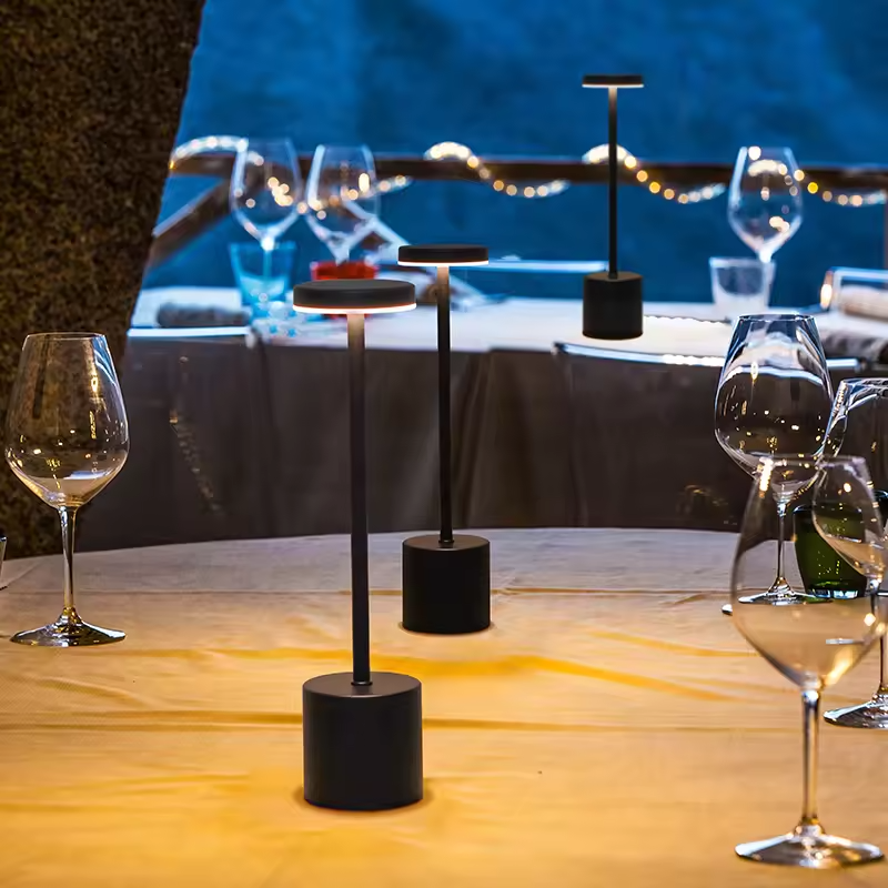 Clario | Modern LED-bordslampa i metall med touchkontroll och elegant design