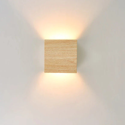 Vägglampa i trä med nordisk minimalistisk design