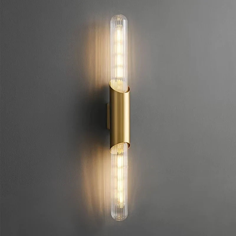 Minimalistisk vägglampa i mässing och glas för sovrum och hall