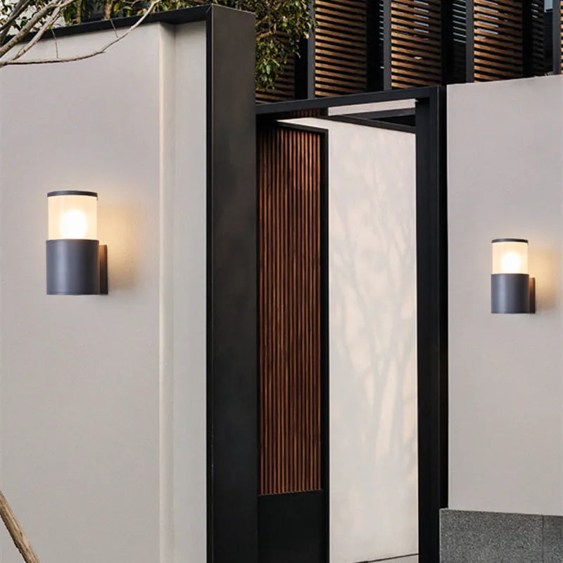 Solcellsdriven vägglampa i aluminium med upp- och nedåtriktat LED-ljus