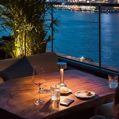 Auriel | Trådlös bordslampa i metall med vintagekänsla och elegant design