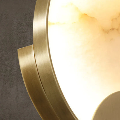 Vägglampa i naturlig marmor och gyllene metall för vardagsrum och sovrum