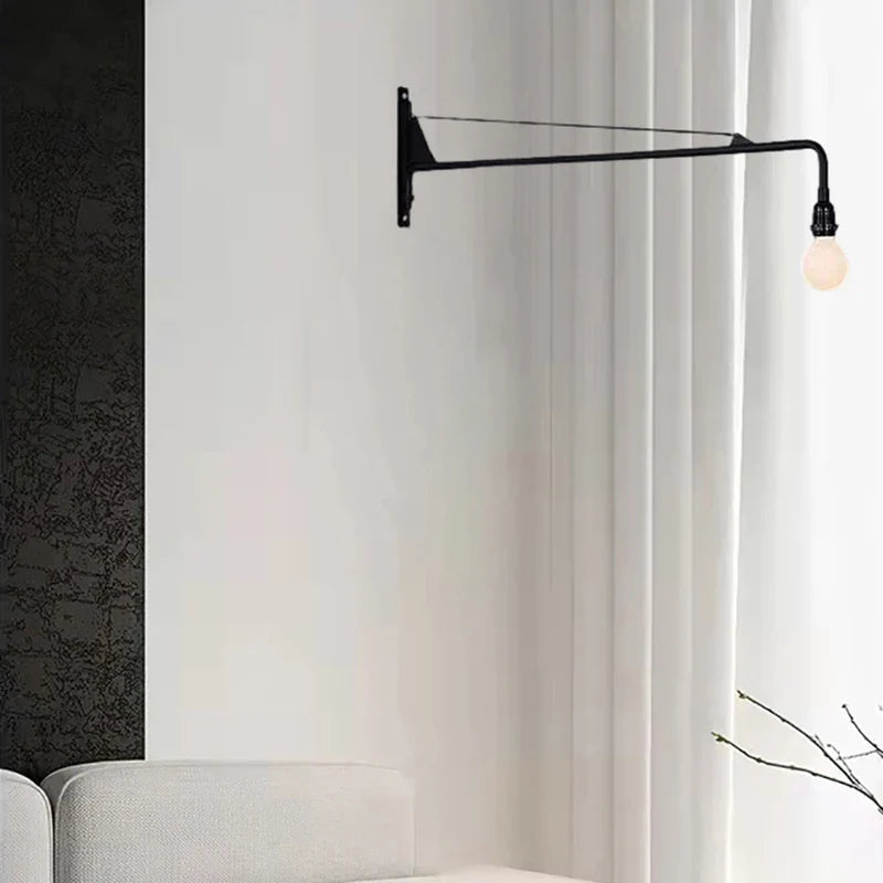 Minimalistisk vägglampa med lång arm och roterbar design