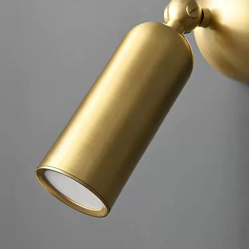 Vägglampa i mässing med roterbar arm och modern LED-belysning