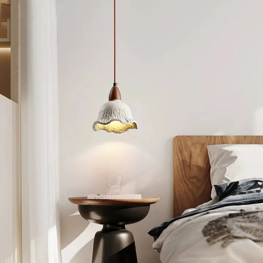 Krämfärgad retro LED takpendel i blomform med cementfinish