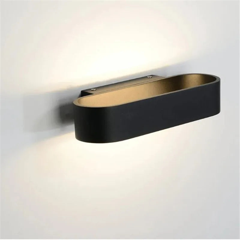 Modern vägglampa i aluminium med LED-belysning uppåt och nedåt