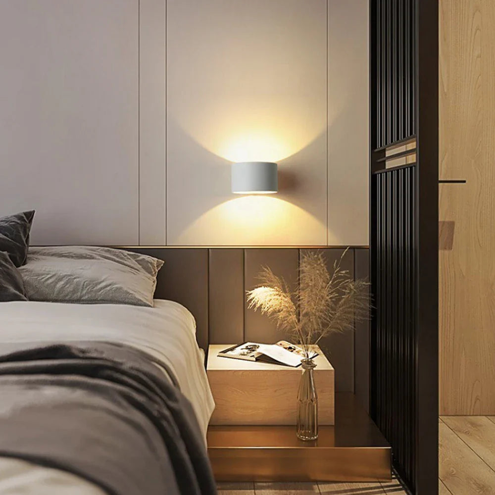 Modern vägglampa med LED-belysning för inomhus och utomhusbruk