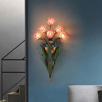 Vägglampa i metall och glas med blomformad fransk design