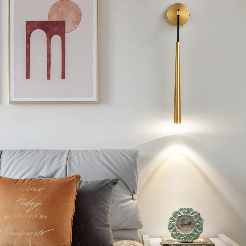 Nordisk vägglampa i koppar med justerbar höjd – elegant LED-belysning