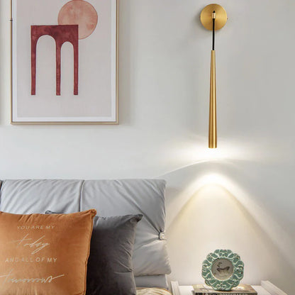 Nordisk vägglampa i koppar med justerbar höjd – elegant LED-belysning